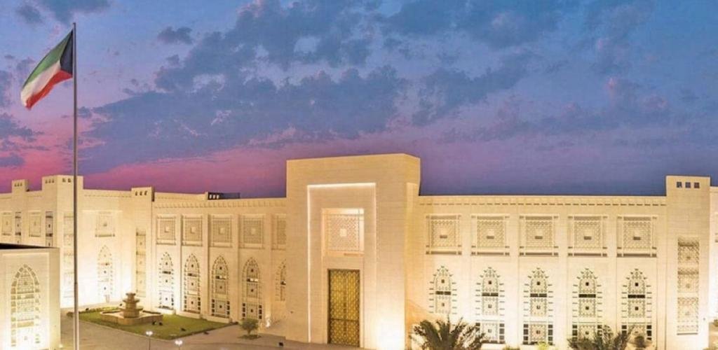 أخبار الكويت | الكويت تستنكر الهجوم الإيراني الغاشم الذي استهدف مبانٍ في مملكة البحرين  | عيون الجزيرة الكويت