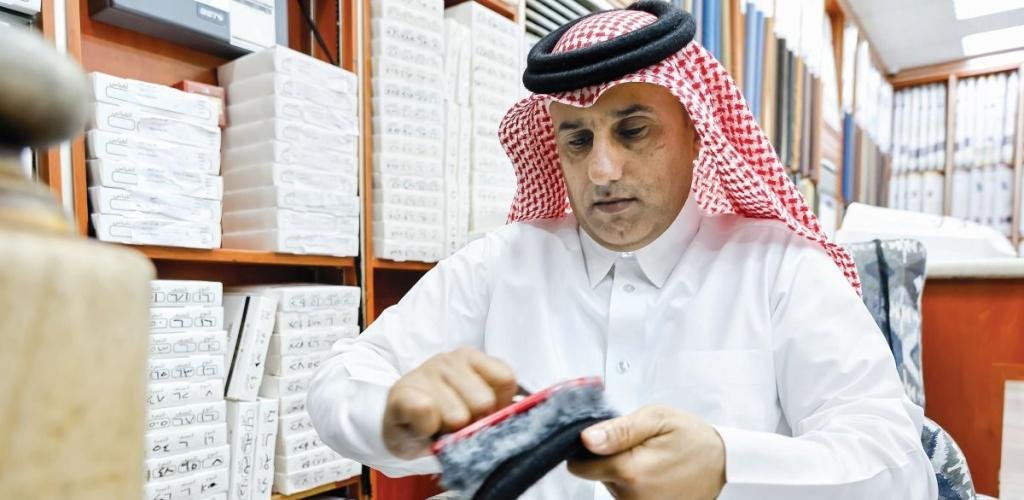 أخبار قطر | إقبال متزايد على تفصيل العقال استعداداً لعيد الفطر | عيون الجزيرة قطر