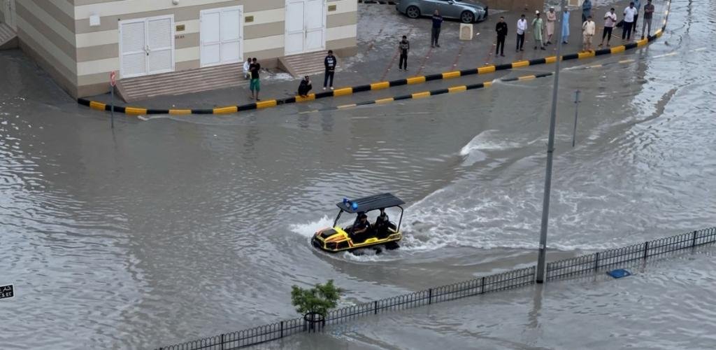 الامارات الان | الشارقة.. مركبات برمائية متطورة لمواجهة تداعيات الحالة ا​لجوية | عيون الجزيرة الامارات