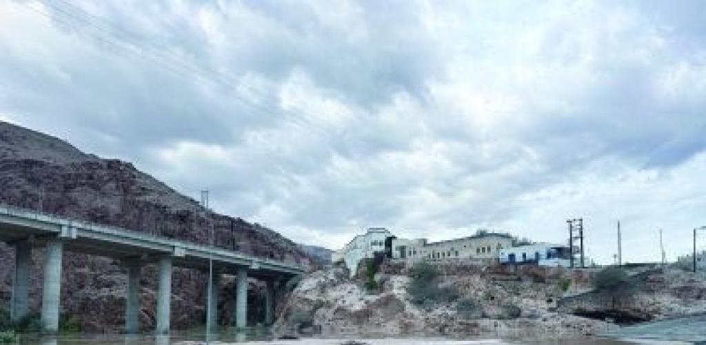 أخبار سلطنة عمان | انقطاع الطرق الجبلية بنيابة طيوي | عيون الجزيرة الاخبارية عمان