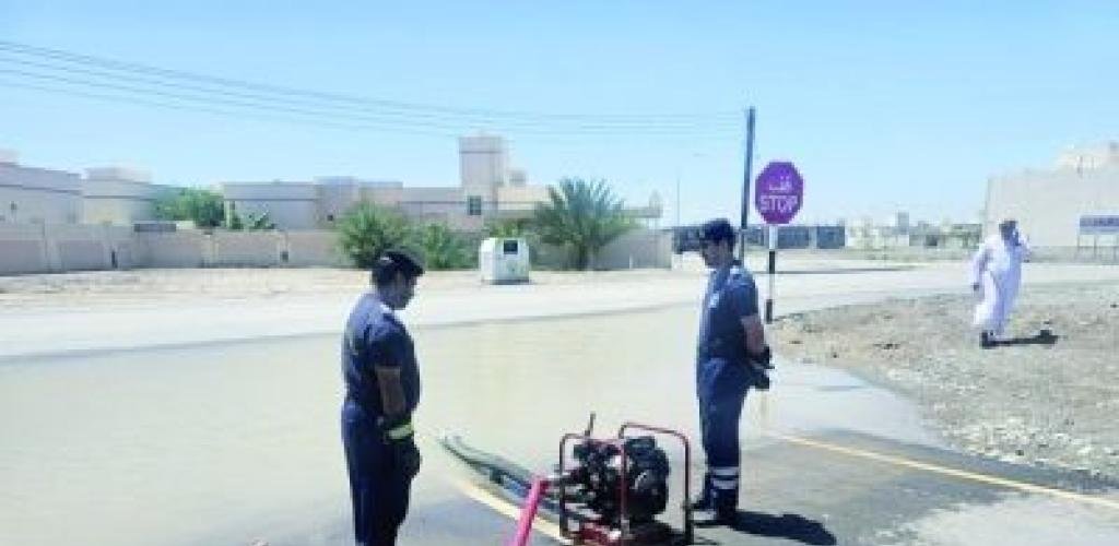 أخبار سلطنة عمان | بلدية الخابورة تباشر فتح الطرق المتأثرة بمنخفض المسرّات | عيون الجزيرة الاخبارية عمان