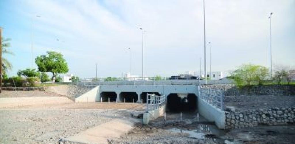 أخبار سلطنة عمان | مياه الصرف الصحي تغزو منازل المعبيلة الشمالية مع جريان "وادي حامد" خلال منخفض المسرات | عيون الجزيرة الاخبارية عمان