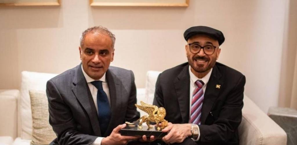 الامارات الان | جمال السويدي يُتوَّج بجائزة «الأسد الذهبي» | عيون الجزيرة الامارات