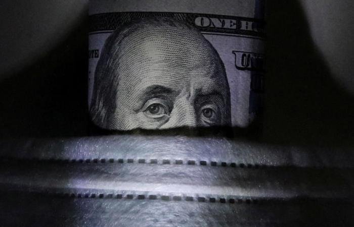 خبراء: الدولار يواجه أزمة ثقة.. وتعليق ترامب يصب الزيت على النار