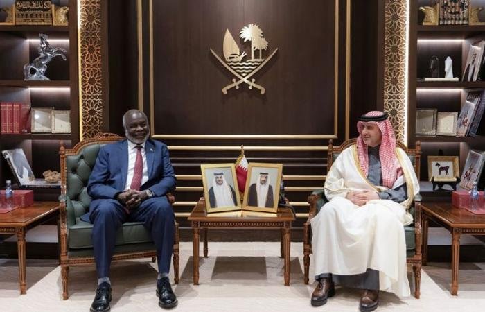 أخبار قطر | محافظ مصرف قطر المركزي يجتمع مع وزير المالية السوداني ومحافظ بنك السودان المركزي | عيون الجزيرة قطر