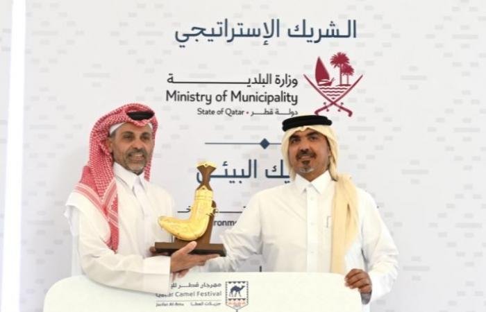 الرياضة في قطر | تتويج الفائزين في شوط خنجر الأصايل بمهرجان قطر للإبل | عيون الجزيرة الاخبارية