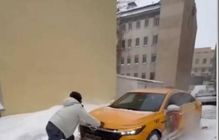 الامارات الان | تاكسي روسي عالق بالثلج.. وفزعة عيال زايد حاضرة بكل العالم (فيديو) | عيون الجزيرة الامارات