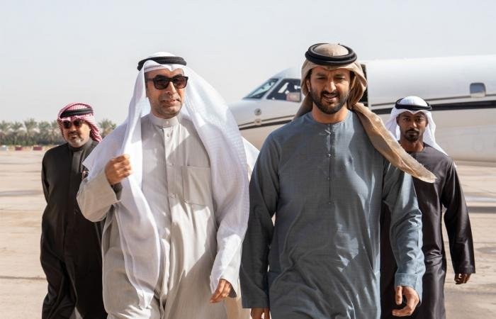 أخبار الكويت | وكيل وزارة الإعلام يستقبل وزير الاقتصاد والسياحة الإماراتي لدى وصوله إلى البلاد | عيون الجزيرة الكويت