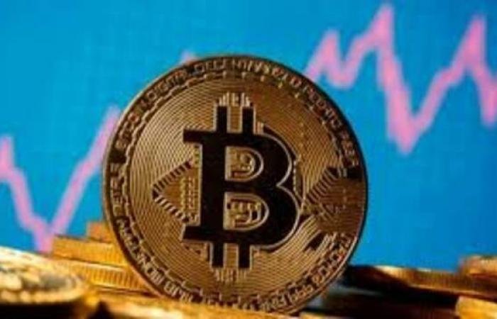 "بيتكوين" تتراجع دون 90,000 دولار بعد تثبيت الفائدة الفيدرالية