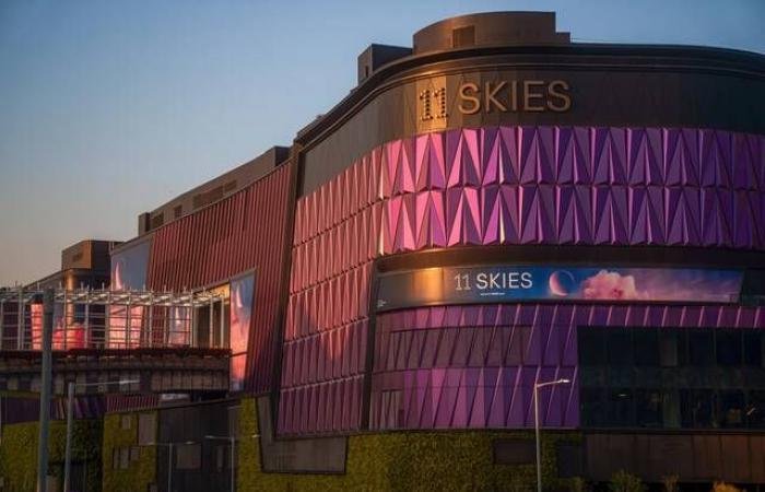 بلاكستون تقترب من الاستحواذ على "نيو وورلد" بصفقة إنقاذ كبرى