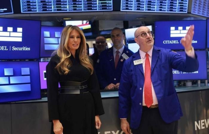 مؤشر ستاندرد اند بورز يختبر 7000 نقطة ويغلق على تراجع طفيف