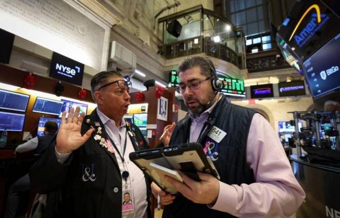 «وول ستريت» تتباين بنتائج «التكنولوجيا» و«الفائدة»