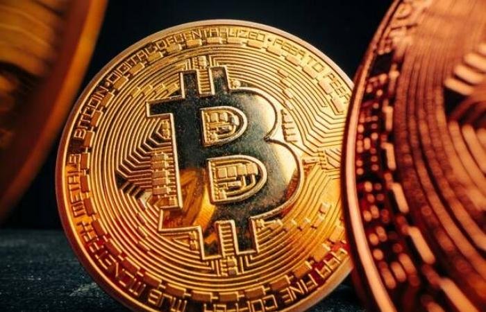 سعر البيتكوين يهوي لأدنى مستوى في شهرين