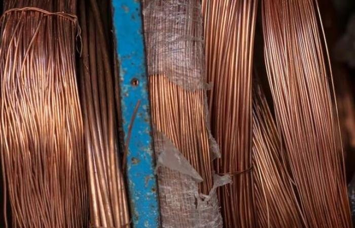 النحاس يتراجع عن مستوياته القياسية