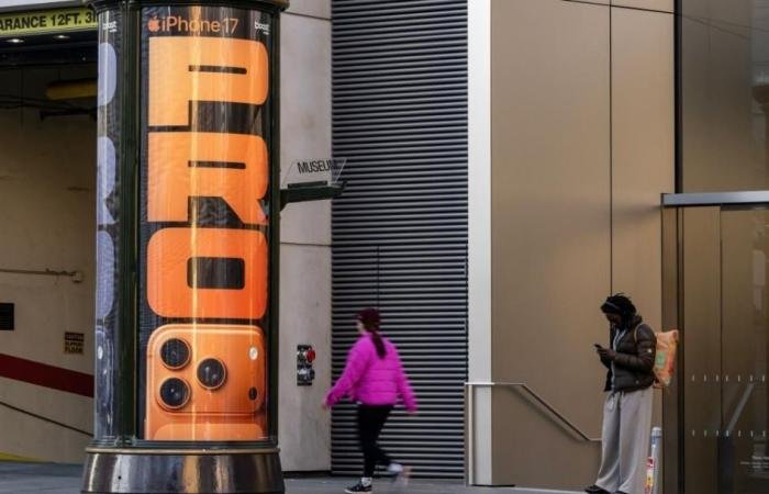 أبل تجني 42 مليار دولار من إيرادات فصلية قياسية بـ 143.8 مليار دولار