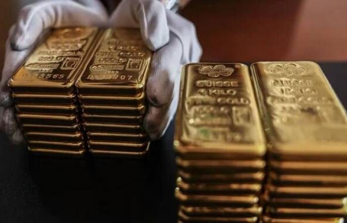 الذهب يهبط 4% بفعل موجة بيع عنيفة