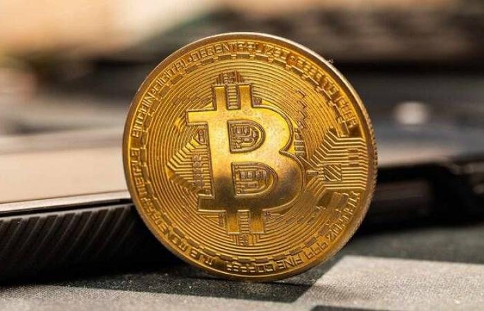 بيتكوين تتجاوز مستوى 76 ألف دولار وسط نقص السيولة