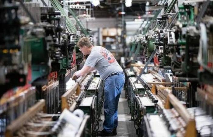 النشاط الصناعي الأمريكي يسجل أول نمو منذ عام