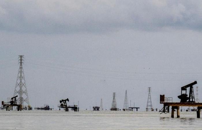 برميل النفط يهبط دولارين مع التركيز على محادثات إيران