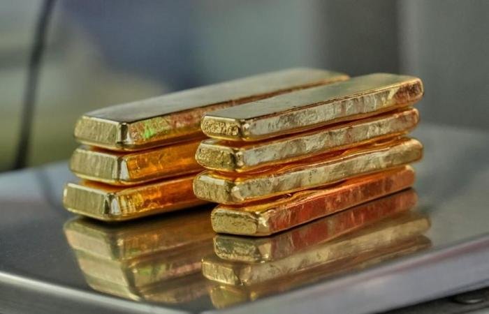 تقلبات «متوترة» لأسعار الذهب والفضة في بداية تعاملات فبراير