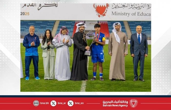 أخبار البحرين | خالد بن حمد يتوّج مركز ناصر العلمي والتقني بطلاً لبطولة ناصر بن حمد لكرة القدم للمدارس الثانوية | عيون الجزيرة