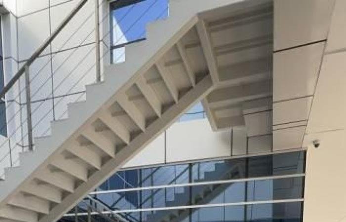 الامارات الان | أردني يعثر على 200 ألف درهم.. وشرطة دبي تكرمه لأمانته | عيون الجزيرة الامارات