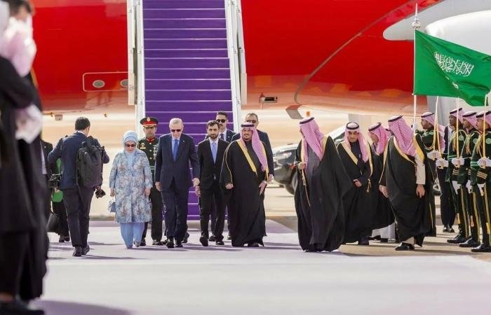 أردوغان يصل إلى السعودية في زيارة رسمية.. ويلتقي ولي عهد المملكة | عيون الجزيرة