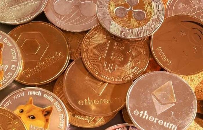 البيتكوين تتراجع قرب أدنى مستوياتها في 15 عشر شهراً