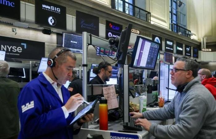 وول ستريت تتباين بالضغوط على «التكنولوجيا»