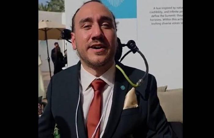 الامارات الان | أول شخص يزرع شريحة «نيورولينك» في دماغه يروي تجربته من دبي (فيديو) | عيون الجزيرة الامارات