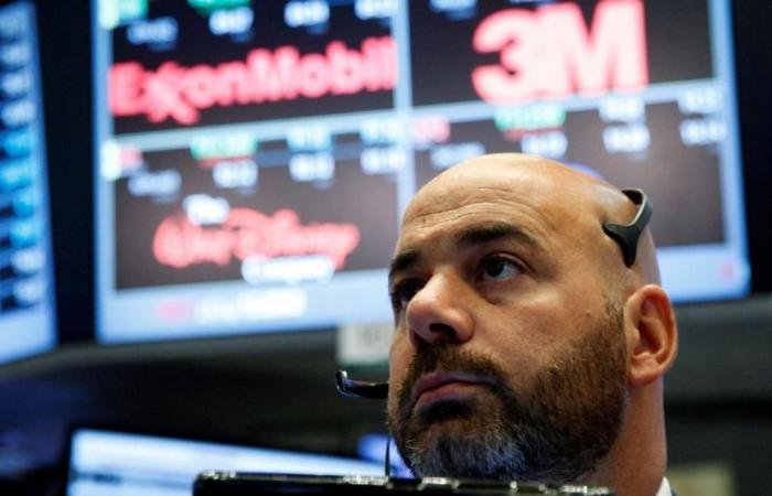 وول ستريت تغلق على انخفاض حاد.. وأكبر مكسب يومي للذهب منذ 2008