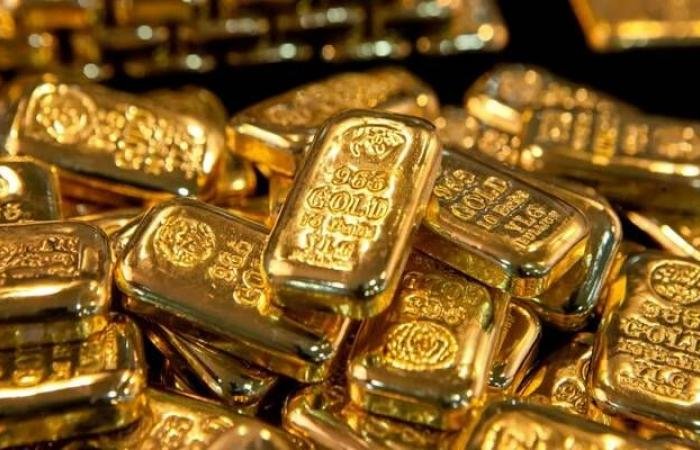 الذهب يتراجع رغم تمسّك البنوك الاستثمارية باحتمالات صعوده