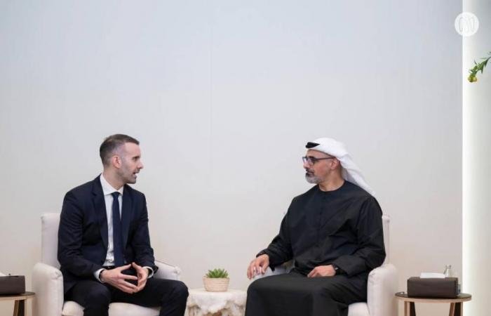 الامارات الان | خالد بن محمد بن زايد يبحث العلاقات مع رئيس وزراء مونتينيغرو(فيديو) | عيون الجزيرة الامارات