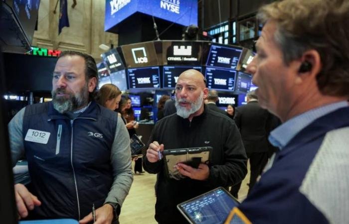«وول ستريت» تتراجع بعد البيع المكثف لأسهم البرمجيات والرقائق
