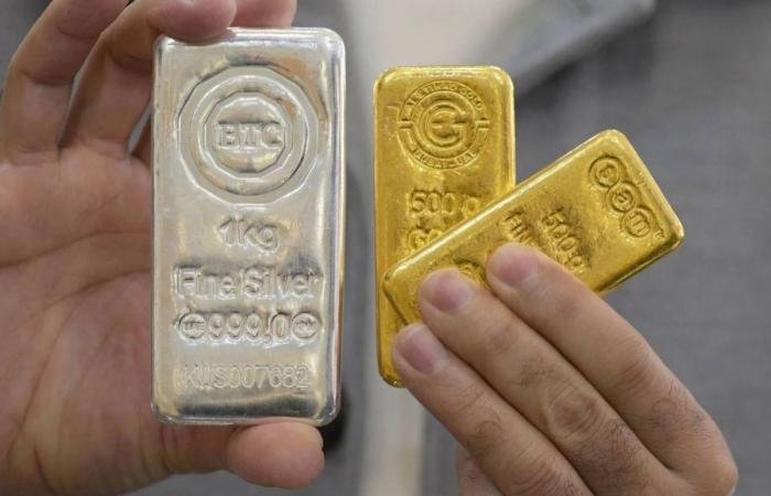 الذهب والفضة يواصلان الصعود وسط ترقب الدولار والفائدة