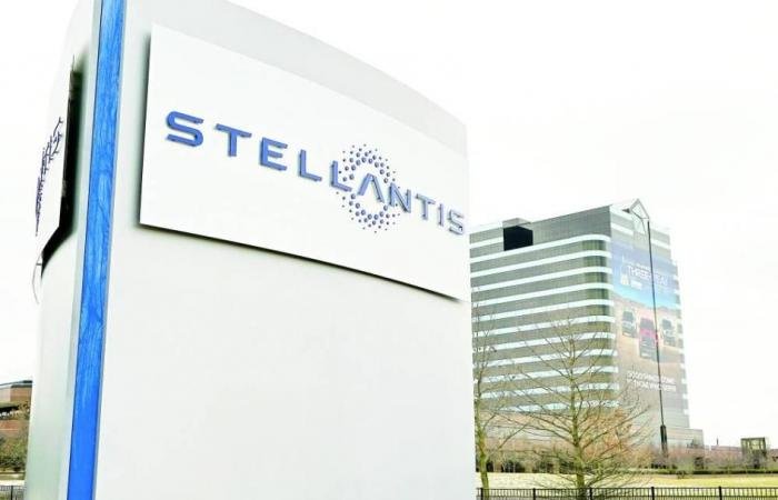 أسهم «ستيلانتيس» تهوي 20% بعد خسارة 26 مليار دولار في إعادة هيكلة أعمالها