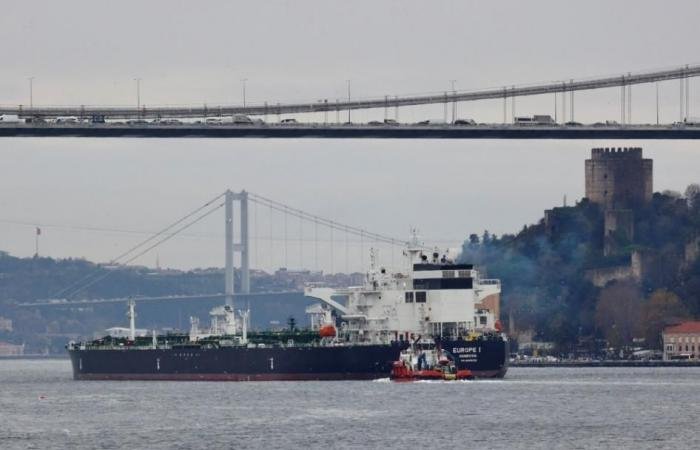 النفط يهبط إلى 67 دولاراً قبيل بدء المحادثات الأمريكية الإيرانية