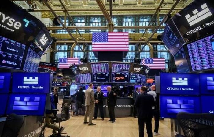 استقرار عقود "وول ستريت" الآجلة بعد تراجع حاد لأسهم التكنولوجيا