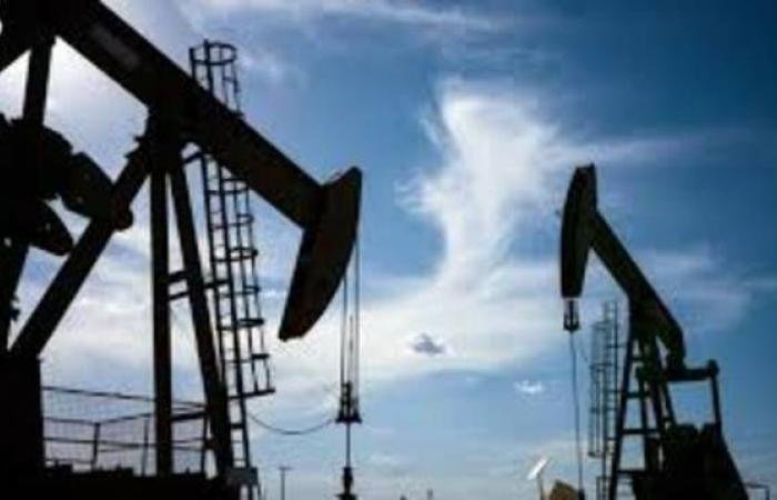 أسعار النفط ترتفع وتوقعات بتراجعها قبيل المحادثات الأمريكية الإيرانية