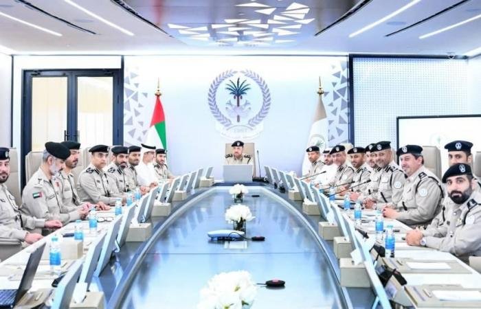 الامارات الان | مجلس القيادة في شرطة الشارقة يناقش تعزيز الأداء الأمني | عيون الجزيرة الامارات