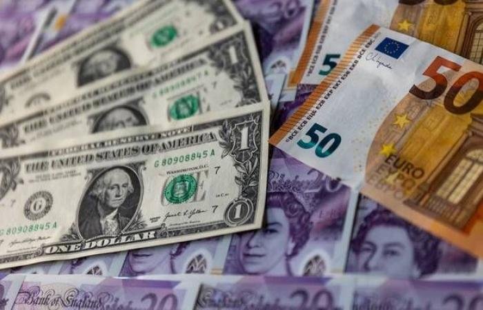 الدولار يسجل أعلى مستوياته في أسبوعين مع تراجع الإسترليني واليورو