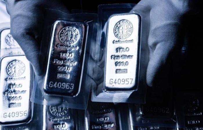 الذهب يواصل التراجع.. والفضة تترنّح عند 65 دولاراً للأونصة