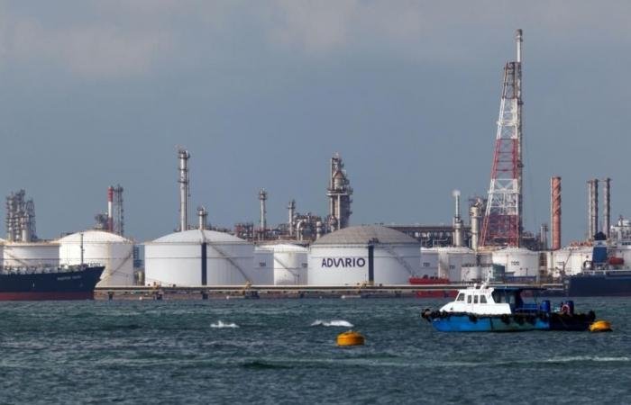 النفط يهبط مجدداً في بداية تعاملات الأسبوع.. وبرنت عند 67 دولاراً للبرميل