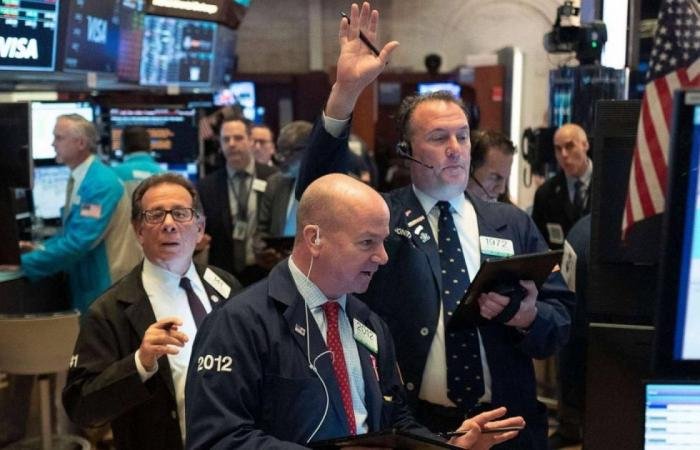 «وول ستريت» تتأرجح مع ترقب بيانات اقتصادية مهمة وتقارير الأرباح