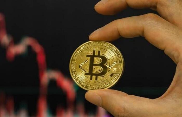 بيتكوين تتراجع دون مستوى 70 ألف دولار