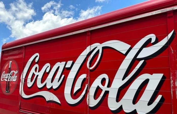 نتائج فصلية متباينة لـ«كوكاكولا».. والسهم ينخفض 4%
