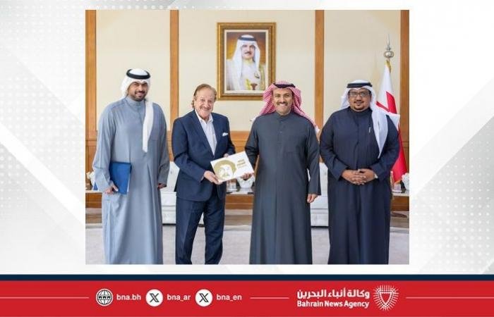 أخبار البحرين | وزير الإعلام يستقبل الفنان الكويتي محمد المنصور ويتسلّم إهداء كتاب (محمد المنصور، رحلة الفن والحياة) | عيون الجزيرة