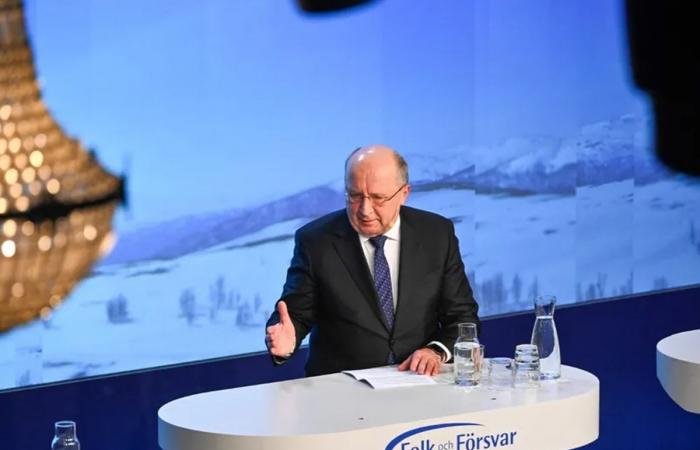 مفوض الدفاع بالاتحاد الأوروبي: أوروبا بحاجة لتكتل دفاعي خارج مظلة أميركا | عيون الجزيرة