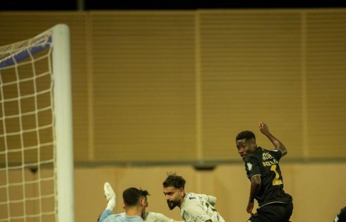 مدافعو روشن يربكون الحراس