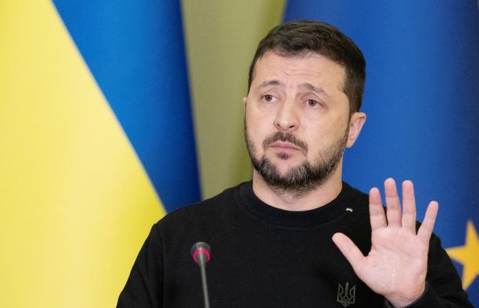 زيلينسكي يعتزم تحديد موعد الانتخابات الرئاسية والاستفتاء على السلام مع روسيا بحلول مايو المقبل | عيون الجزيرة